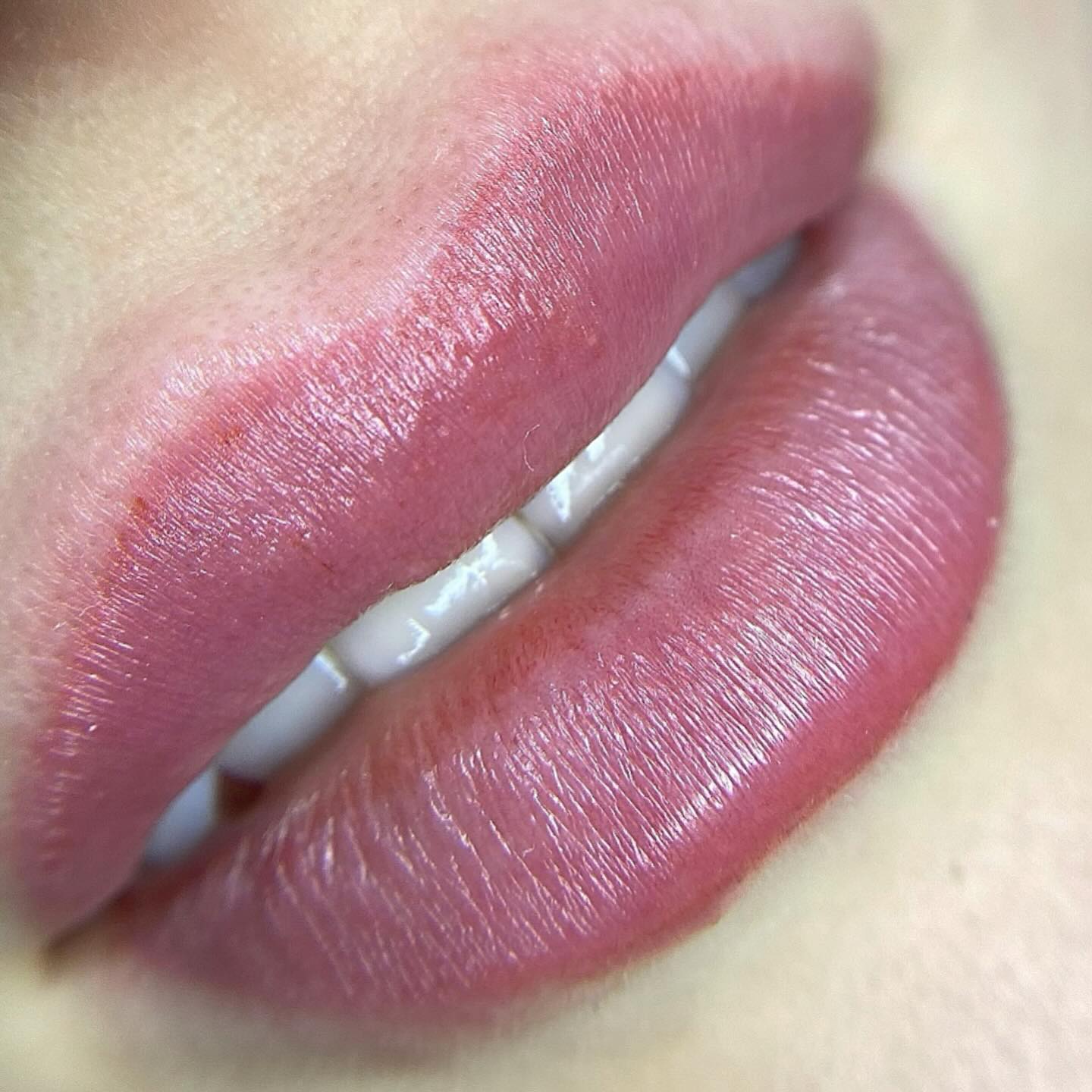 Lippenpigmentierung mit sanftem, gleichmäßigem Farbton