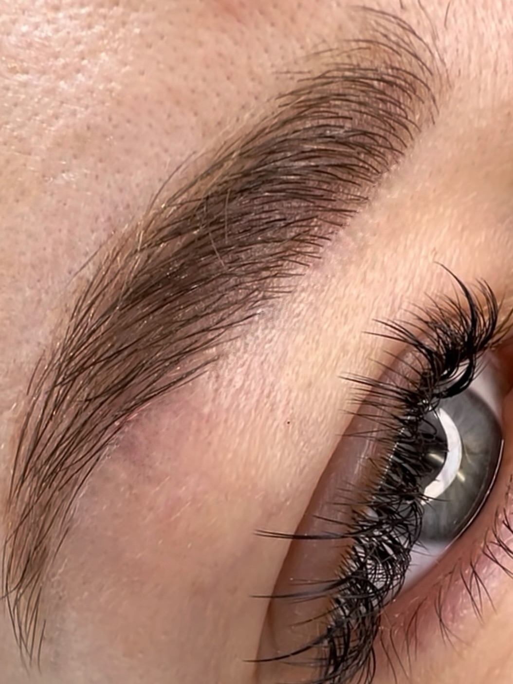 Natürlich wirkende Augenbrauen nach Permanent Make-up im Detail