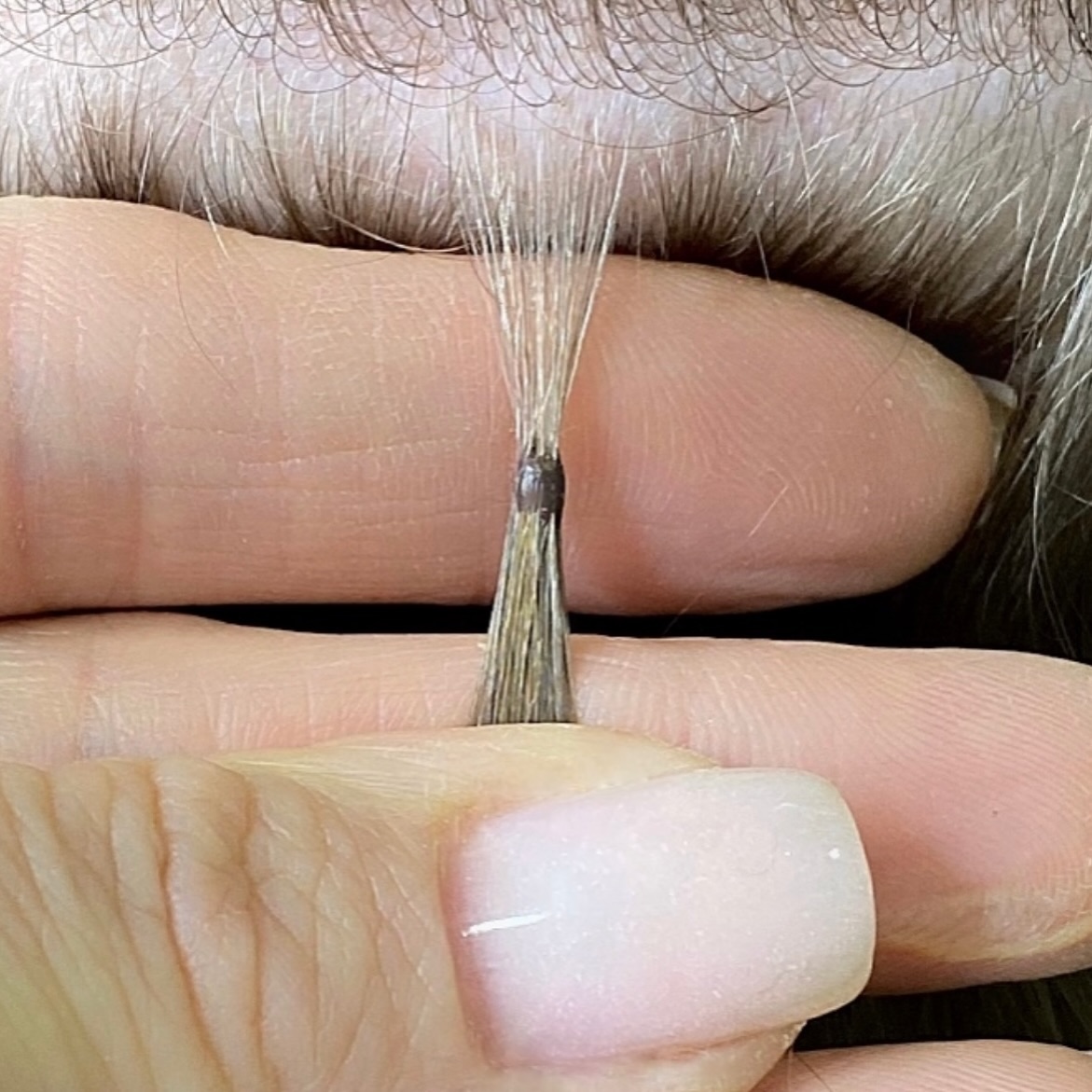 Detail einer unsichtbaren Mini-Bonding-Verbindung der Haarverlängerung